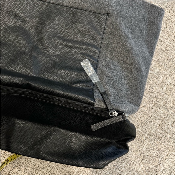 DSW 2 large travel luggage tote,duffle, gym, dance bags grey brand NEW - Picture 9 of 9